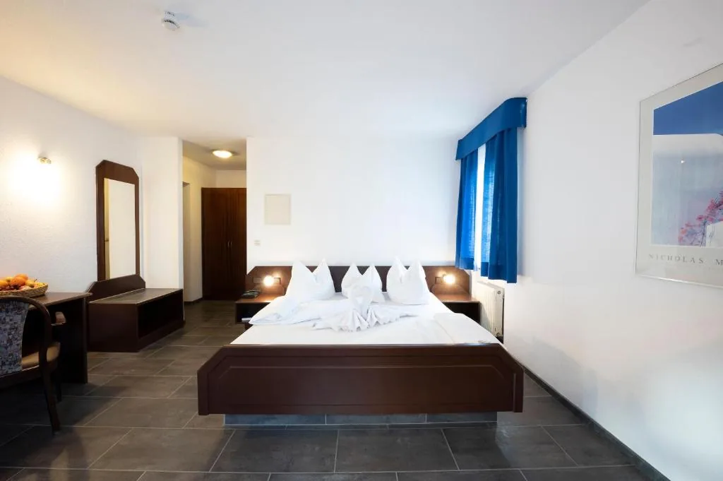 Doppelzimmer mit Balkon — Hotel Astoria am Urachplatz